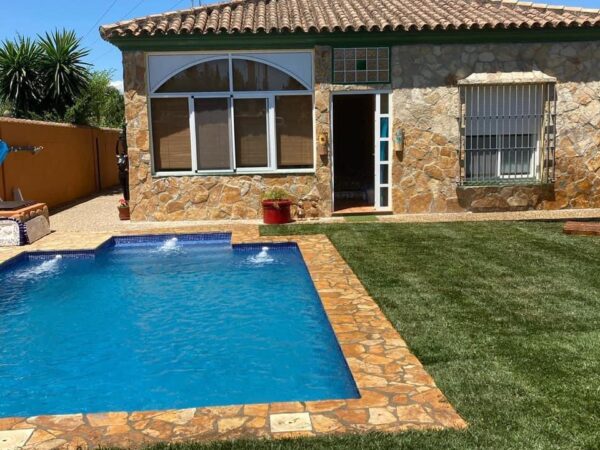 Construcción de piscinas en Cádiz · Jardinería y Mantenimientos de jardines en Cádiz · Servicios de Jardinería, fumigaciones, instalación de césped y limpieza de jardines en Vejer de la Frontera y Cádiz