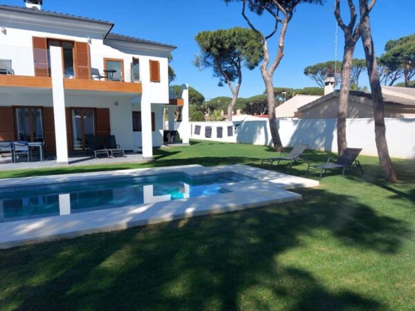 Construcción de piscinas en Cádiz · Jardinería y Mantenimientos de jardines en Cádiz · Servicios de Jardinería, fumigaciones, instalación de césped y limpieza de jardines en Vejer de la Frontera y Cádiz