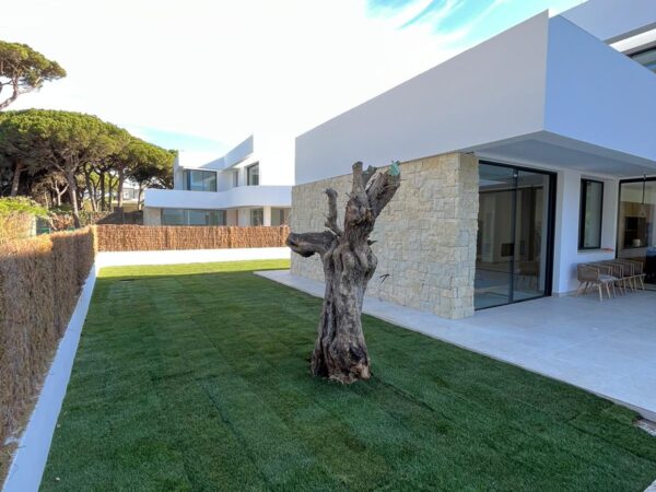 Construcción de Jardín en Chalet de Cádiz · Jardinería y Mantenimientos de jardines en Cádiz · Servicios de Jardinería, fumigaciones, instalación de césped y limpieza de jardines en Vejer de la Frontera y Cádiz