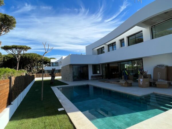 Construcción de piscinas en Cádiz · Jardinería y Mantenimientos de jardines en Cádiz · Servicios de Jardinería, fumigaciones, instalación de césped y limpieza de jardines en Vejer de la Frontera y Cádiz