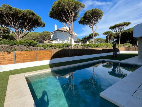 Construcción de piscinas en Cádiz · Jardinería y Mantenimientos de jardines en Cádiz · Servicios de Jardinería, fumigaciones, instalación de césped y limpieza de jardines en Vejer de la Frontera y Cádiz