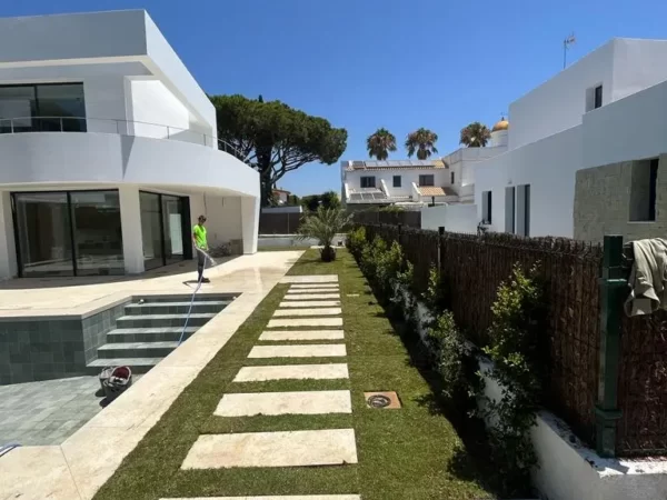 Reformas de Jardines en Cádiz - Verano 2023 · Jardinería y Mantenimientos de jardines en Cádiz · Servicios de Jardinería, fumigaciones, instalación de césped y limpieza de jardines en Vejer de la Frontera y Cádiz