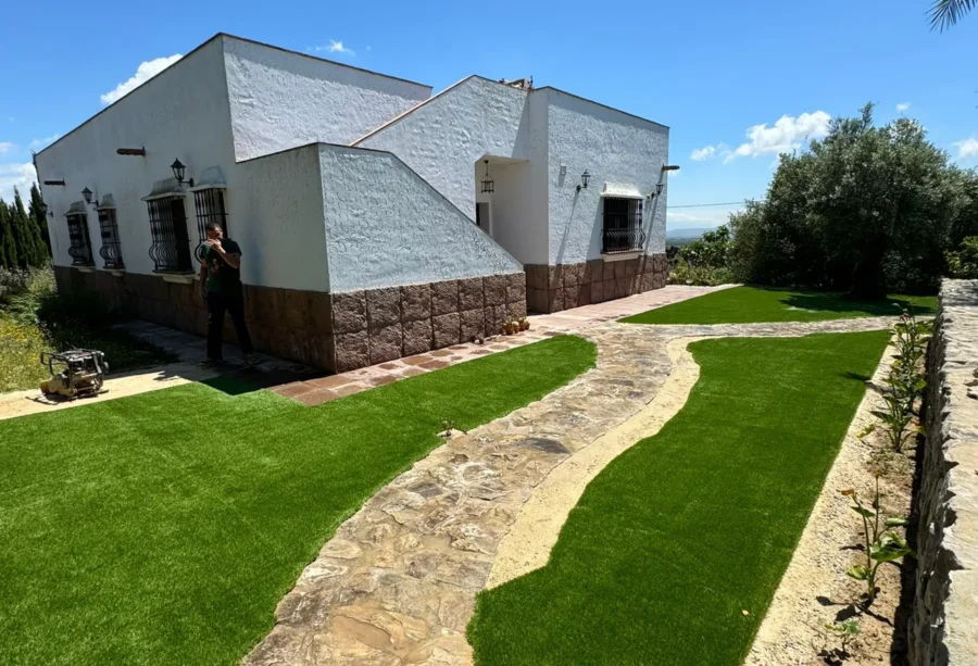 Servicios para comunidades y particulares de: Jardinería, Poda, Paisajismo, fumigaciones, Mantenimiento de Piscinas. En Cádiz y resto de la Comunidad de Andalucía.