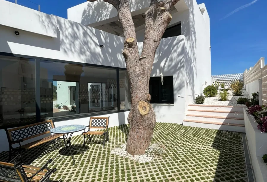 Servicios para comunidades y particulares de: Jardinería, Poda, Paisajismo, fumigaciones, Mantenimiento de Piscinas. En Cádiz y resto de la Comunidad de Andalucía.