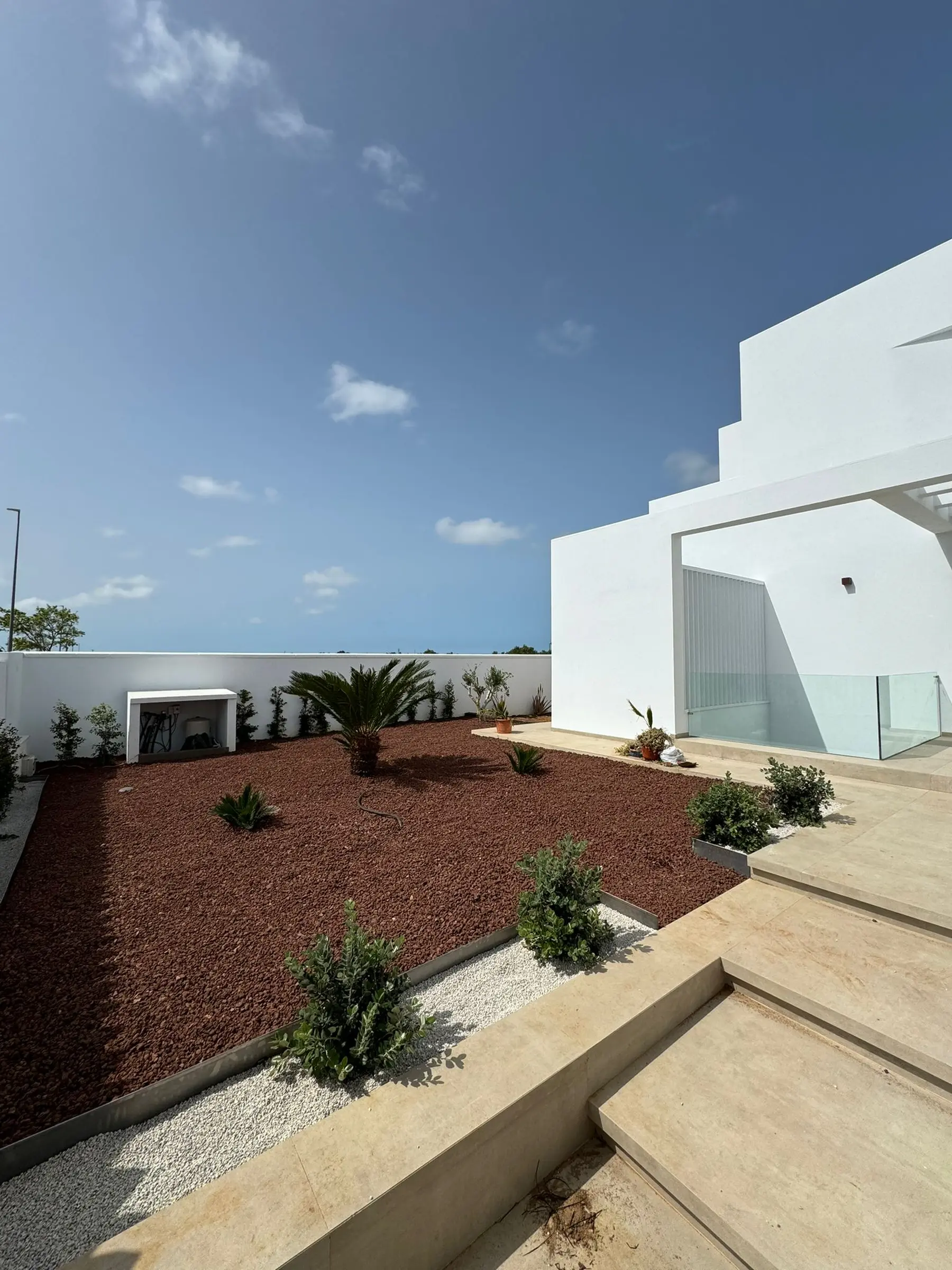 Servicios para comunidades y particulares de: Jardinería, Poda, Paisajismo, fumigaciones, Mantenimiento de Piscinas. En Cádiz y resto de la Comunidad de Andalucía.